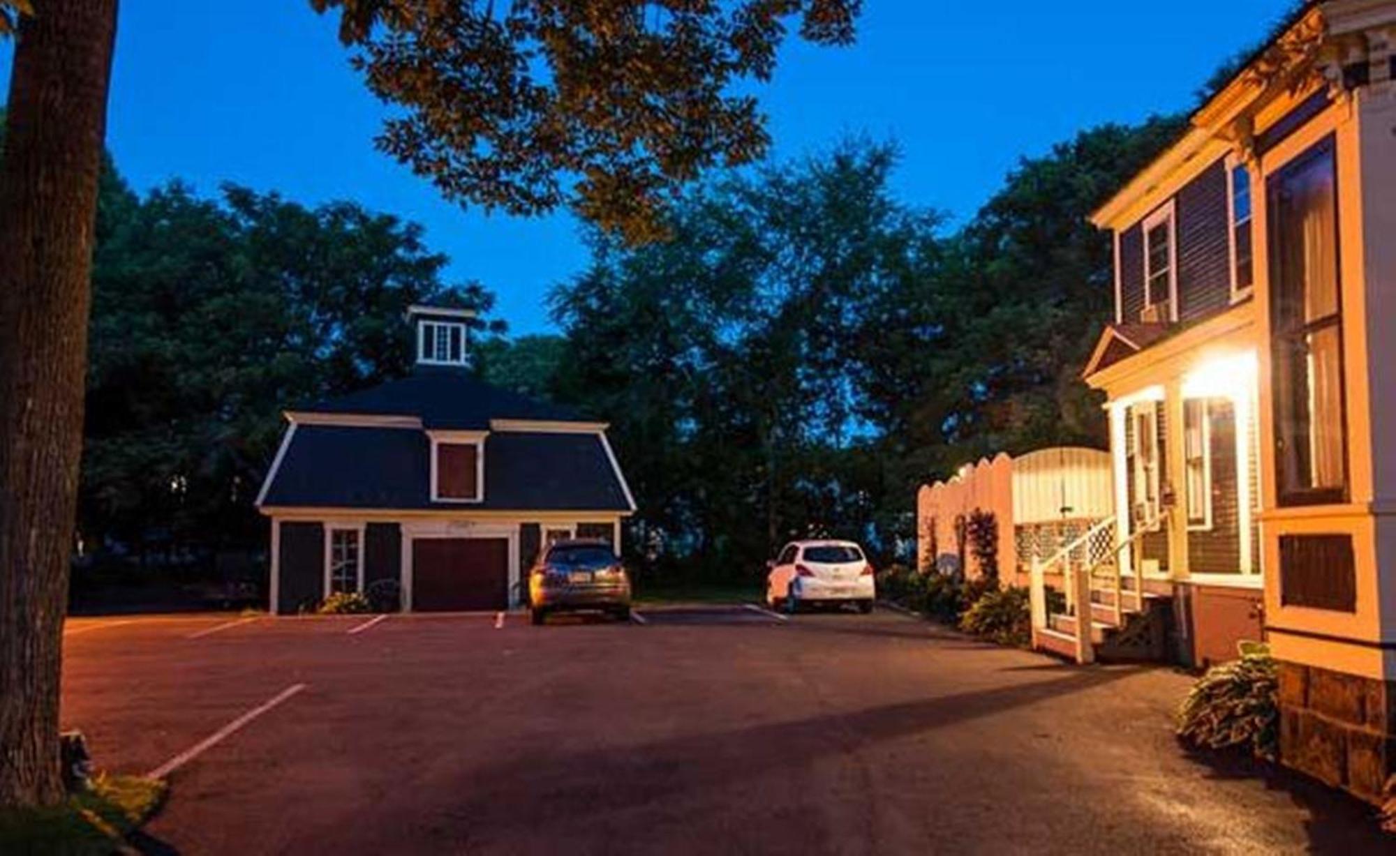 פרדריקטון Carriage House Inn מראה חיצוני תמונה