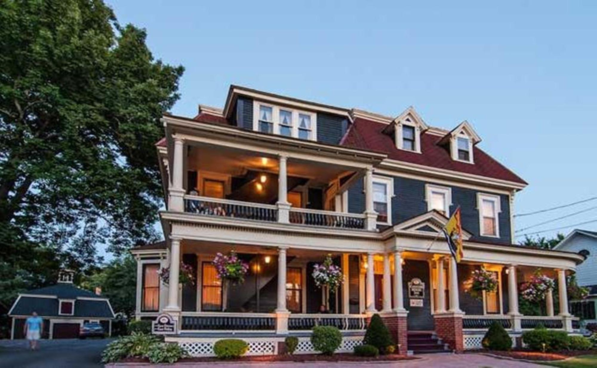 פרדריקטון Carriage House Inn מראה חיצוני תמונה