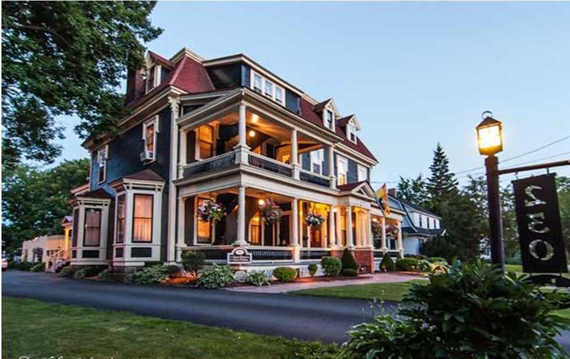 פרדריקטון Carriage House Inn מראה חיצוני תמונה
