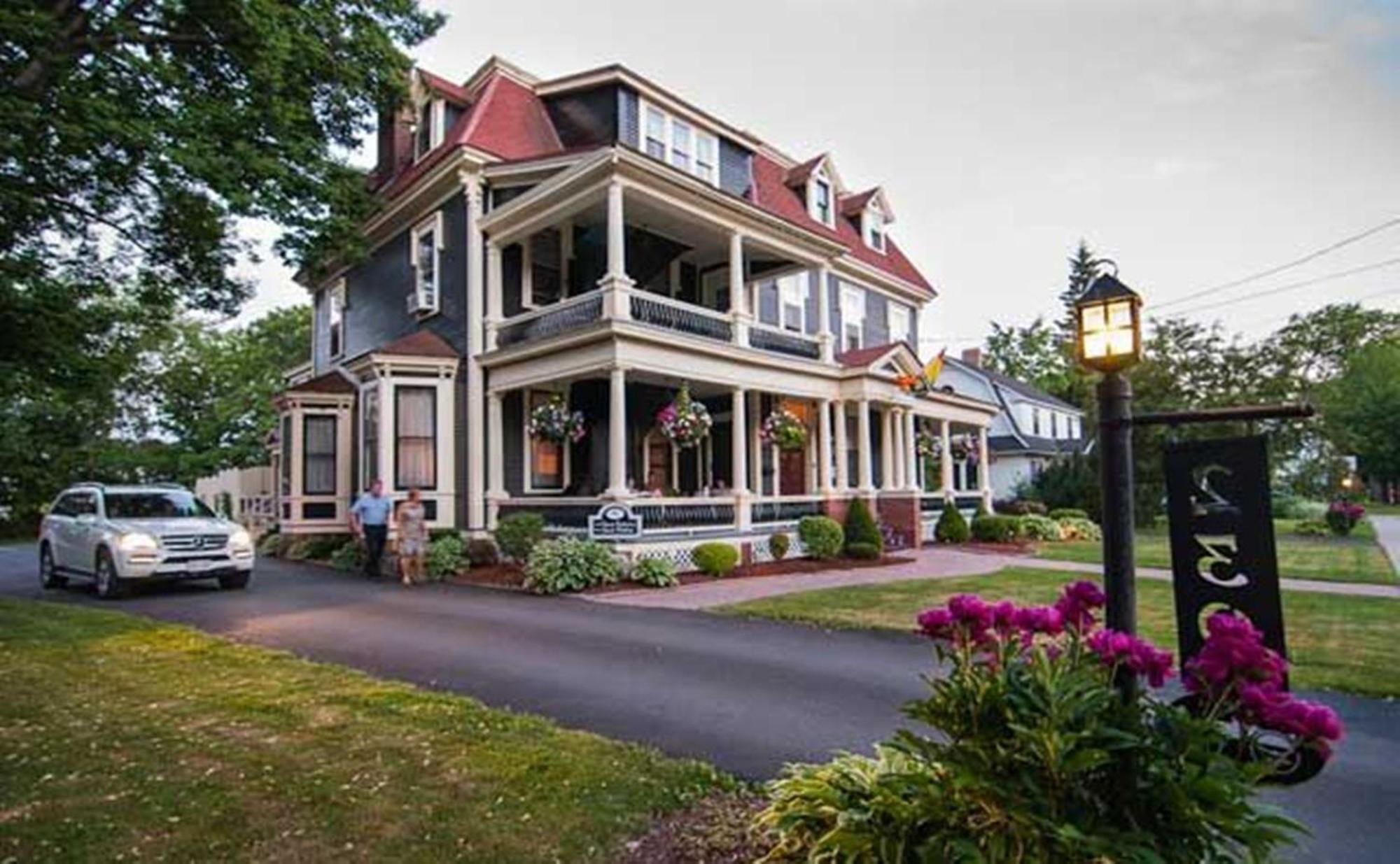 פרדריקטון Carriage House Inn מראה חיצוני תמונה